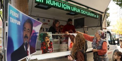 Ferdi Tayfur anısına 5 bin kişiye lokma tatlı dağıtıldı