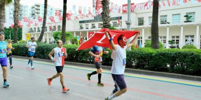 Adana 15. Uluslararası Kurtuluş Yarı Maratonu ve Halk Koşusunda dereceye girenler ödüllerini aldı