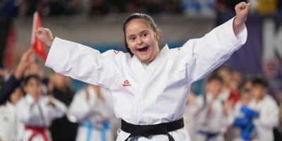 Sosyalleşsin diye ailesinin karateye yönlendirdiği down sendromlu Reyyan şampiyon oldu