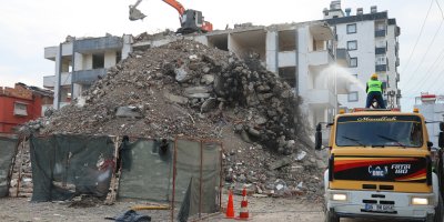 Depremin üstünden 23 ay geçti: Orta hasarlı binalarda yıkım sürüyor