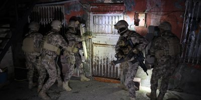 Adana'da uyuşturucu satıcılarına operasyon: 9 torbacı tutuklandı