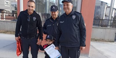 Babası polis olamadı o polis kıyafetiyle karnesini aldı