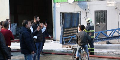 Yangında canlarını hiçe sayıp, sosyal medyadan yayın yaptılar
