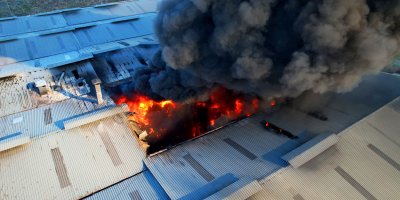 Adana'da geri dönüşüm fabrikasındaki yangın havadan görüntülendi