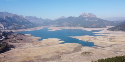 Adana'da sıcak hava ağaçları erken uyandırdı, barajlardaki korkutan seviye havadan görüntülendi