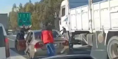 Rengi siyaha dönüp köpüren Ceyhan Nehri’nde balık ölümleri