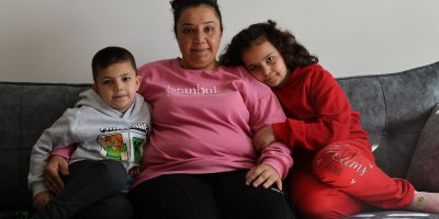 Depremde evleri ağır hasar alan aile, TOKİ konutlarında artık güvenle yaşıyor