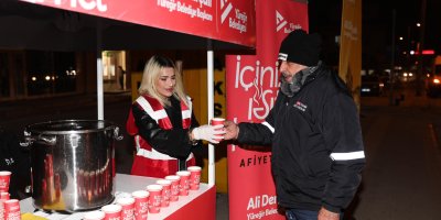 Yüreğir Belediyesi, ilçenin 5 farklı noktasında ücretsiz sıcak çorba dağıtımına başladı