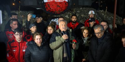 Adana’da depremde hayatını kaybedenler gözyaşlarıyla anıldı