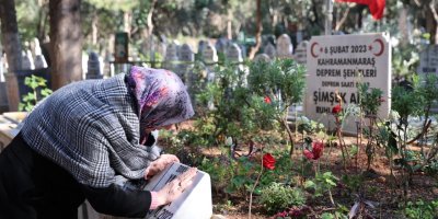 6 Şubat depreminin yıl dönümünde mezarlıkta en acı buluşma