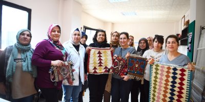 Çukurovalı kadınlara kilim dokuma kursu