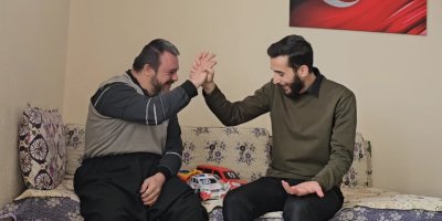 Down sendromlu genç imamın umre dönüşünü kapıda bekledi