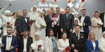 Adana'da Türk Medeni Kanunu'nun 99. yılında 99 çifte toplu nikah kıyıldı