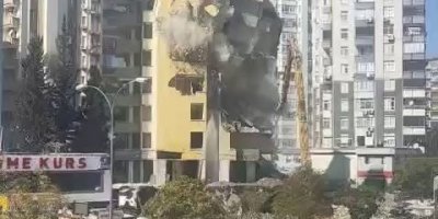 Adana'da ağır hasarlı bina kontrollü yıkıldı