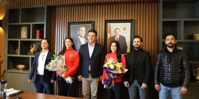 Kozan'da kadın güreşçiler ödüllendirildi