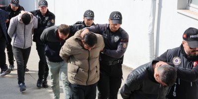 Adana'da suçüstü yakalanan 4 torbacı tutuklandı