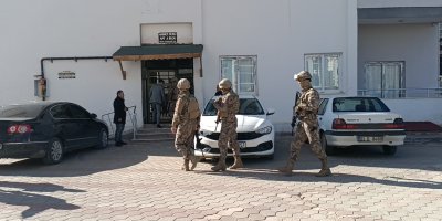 Adana'da balkondan ateş edip kendini eve kilitleyen polisi emniyet müdürü ikna etti