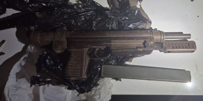 Kovalamaca sonucu yakalanan şüpheliden otomatik tabanca çıktı