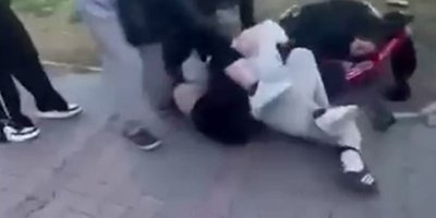 Kızların yumruk yumruğa kavgası kamerada