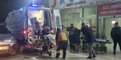 Ayağından vuruldu, hastaneye sevk edilirken gazetecileri hedef aldı