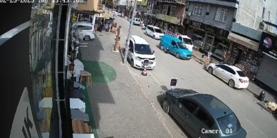 Yola fırlayan çocuğa hafif ticari aracın çarpma anı kameraya yansıdı