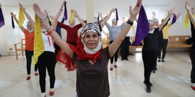 78'lik Mehmet dede, halk oyunları yarışmasında gençlere taş çıkartıyor