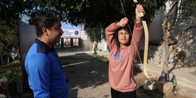 Tatillerde tamirci babasının yanında çalışan Hiranur, okçulukta şampiyon oldu