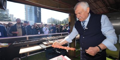 Başkan Karalar, Antalya’da Adana’yı anlattı, Adana Kebabı’nı ikram etti