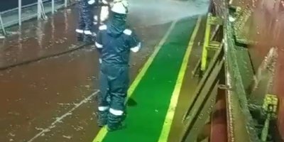 Sanko Limanı'nda kuru yük gemisinde çıkan yangın büyük ölçüde kontrol altına alındı