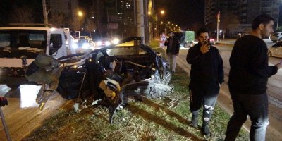 Ağaca çarpan otomobil ikiye bölündü: 1 yaralı