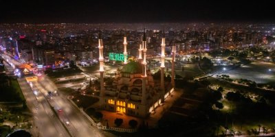 Sabancı Merkez Camii'nde asılan mahya havadan görüntülendi