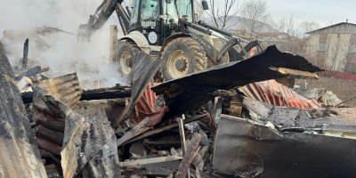 Adana’da ahşap ev tamamen yandı