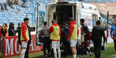 Ensesine darbe alan kaleci Vedat ambulansla hastaneye kaldırıldı