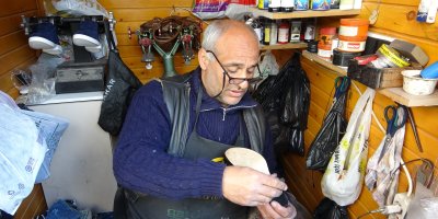 Köşkerden sitem: "Her şey tek kullanımlık oldu. Al, kullan, at"