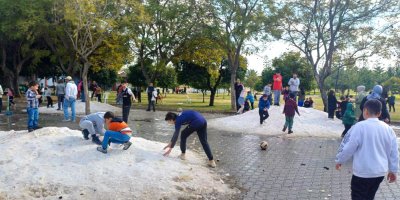 Adana'da çocukların kar sevinci: "İlk defa kar gördük"