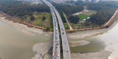 Tır devrildi, otoyolda trafik kilitlendi