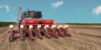 Adana'da bir çiftçi, traktöre bağlı mibzerin altında kaldı