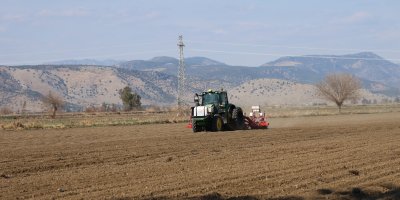 Kuraklıktan endişelenen çiftçi mısır ekimini yoğunlaştırdı