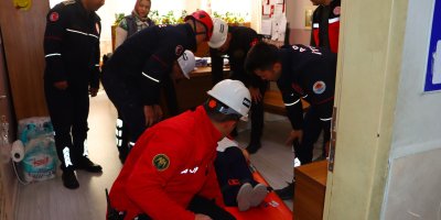 Adana'da öğrencilerle deprem tatbikatı gerçeğini aratmadı
