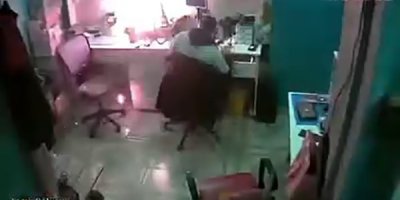 Adana'da bataryası şişen cep telefonu böyle patladı