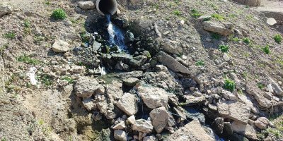 Seyhan Nehri'nde su çekilince pislik ortaya çıktı