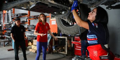 Kadın off-road pilotu, pistlerin tozunu attırıyor