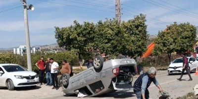 Takla atıp ters dönen otomobili sürücüler düzeltti