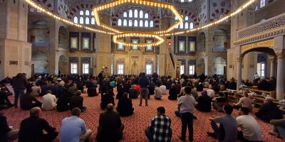 Camide hem hijyene uyuluyor hem de hırsızlara karşı poşetli önlem alınıyor