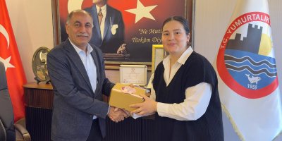 Yumurtalık Belediye Başkanı Erdinç Altıok, 8 Mart'ta belediyedeki kadın çalışanlarla bir araya geldi