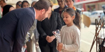 Ceyhan Belediye Başkanı Kadir Aydar, 8 Mart’ta Kadın Esnaflara ve Vatandaşlara Karanfil Dağıttı