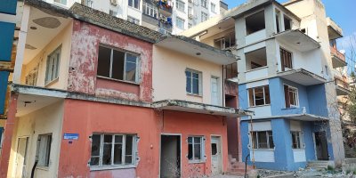 Yakılan metruk bina mahalleliyi tedirgin ediyor