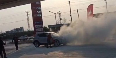Lüks otomobil dumanlar çıkarak akaryakıt istasyonuna girdi