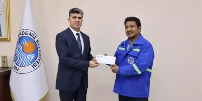 Ferdi Tayfur şarkılarıyla gündem olan temizlik işçisine ödül