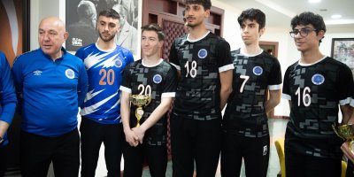 Seyhan Belediyesporlu voleybolculardan Başkan Tekin’e üç kupa